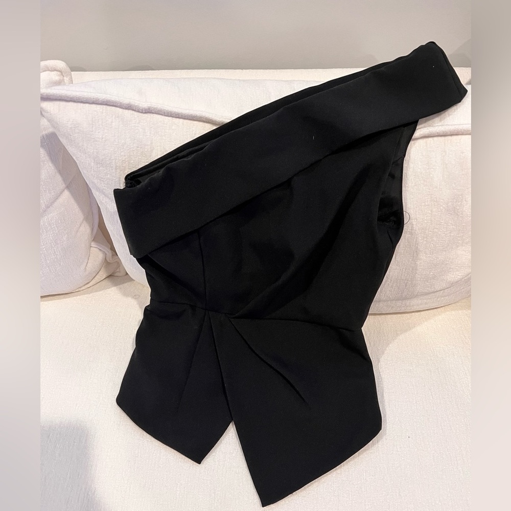 One shoulder top